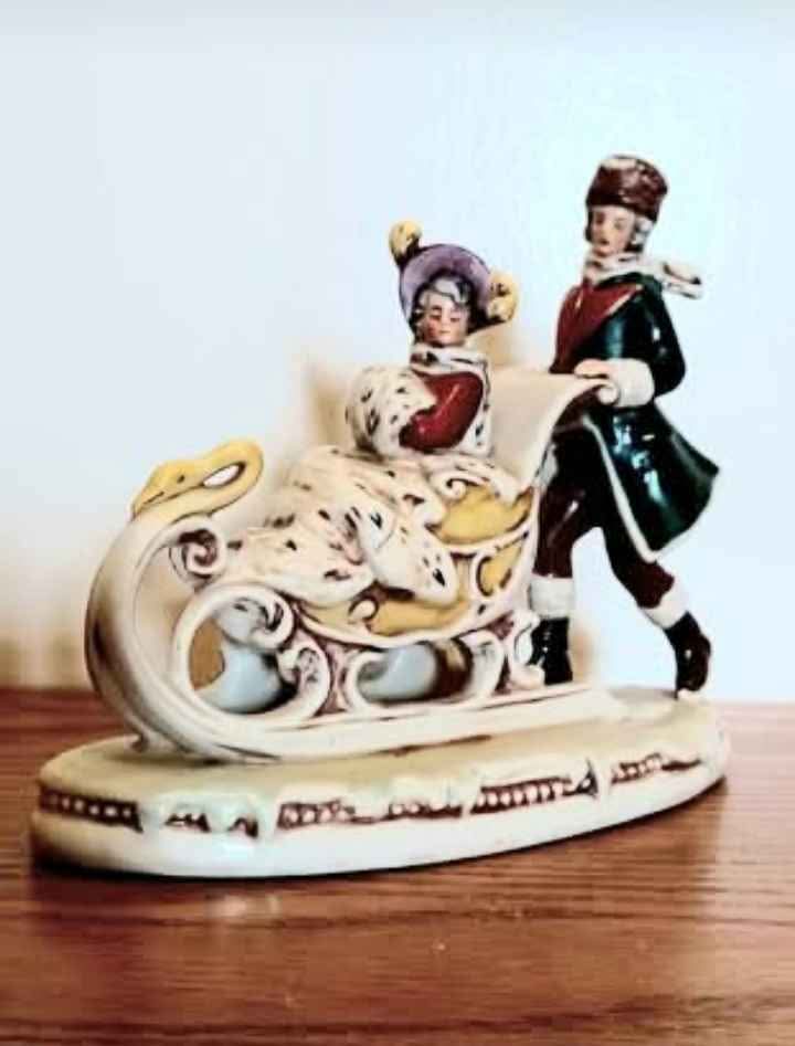 Vtg.Grafenthal German Porcelain Sled Skater Couple - photo 2