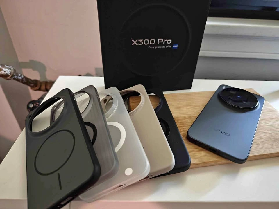 Vivo X300 Pro Global Version 16GB/512GB in Black w/ accessories