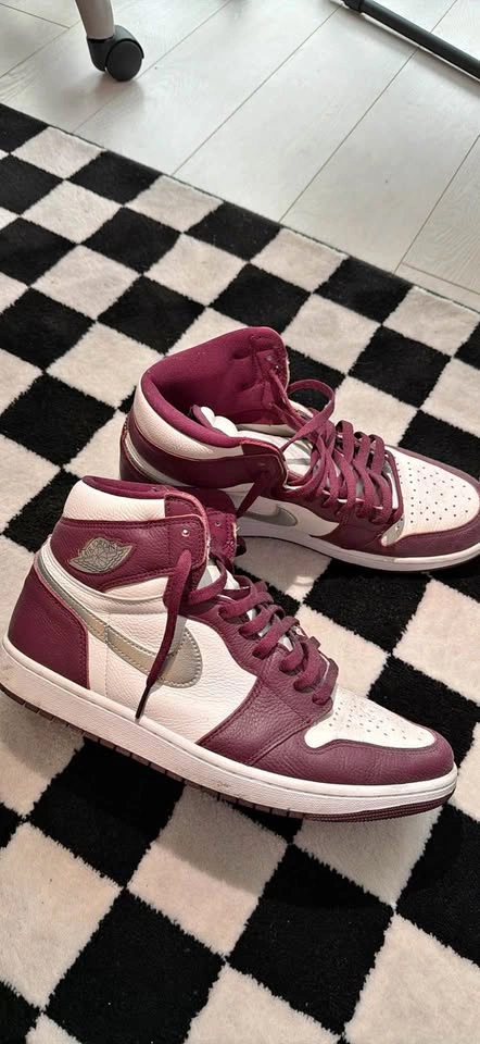 Jordan 1 Retro High OG Bordeaux