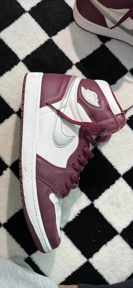Jordan 1 Retro High OG Bordeaux - photo 2