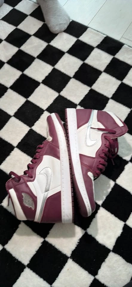 Jordan 1 Retro High OG Bordeaux - photo 3