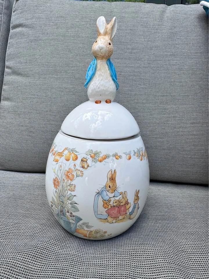 Vintage 1996 FW&Co Beatrix Potter cookie jar - porcelain ceramic