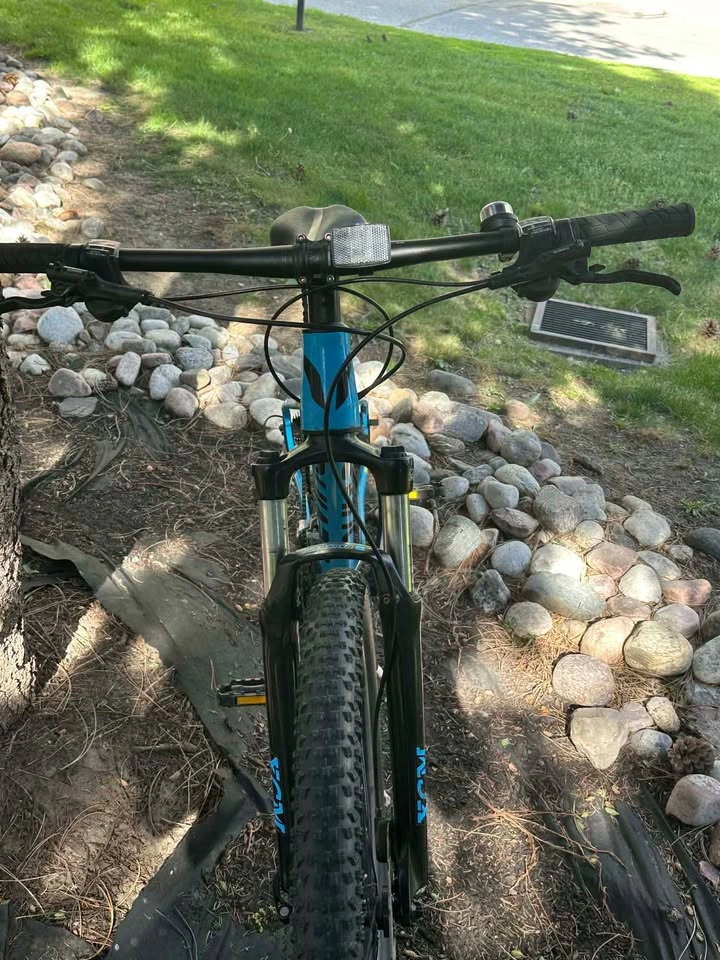 Devinci Riff 29er Mountain Bike – Excellent Condition - photo 4