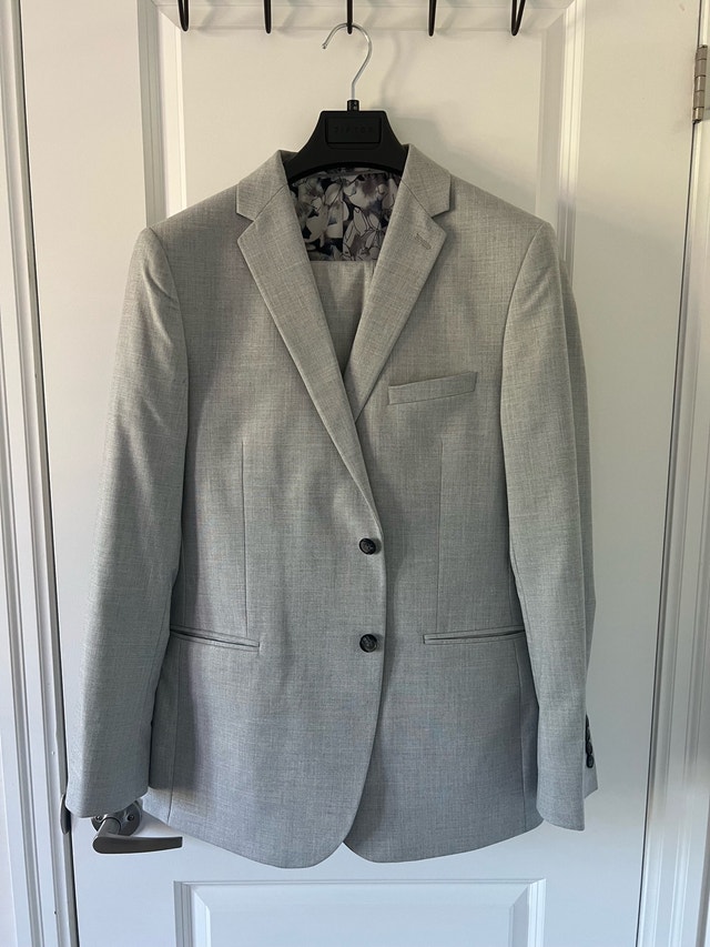 Light Grey Men’s Suit – 42R Jacket / 34W-32L Pants