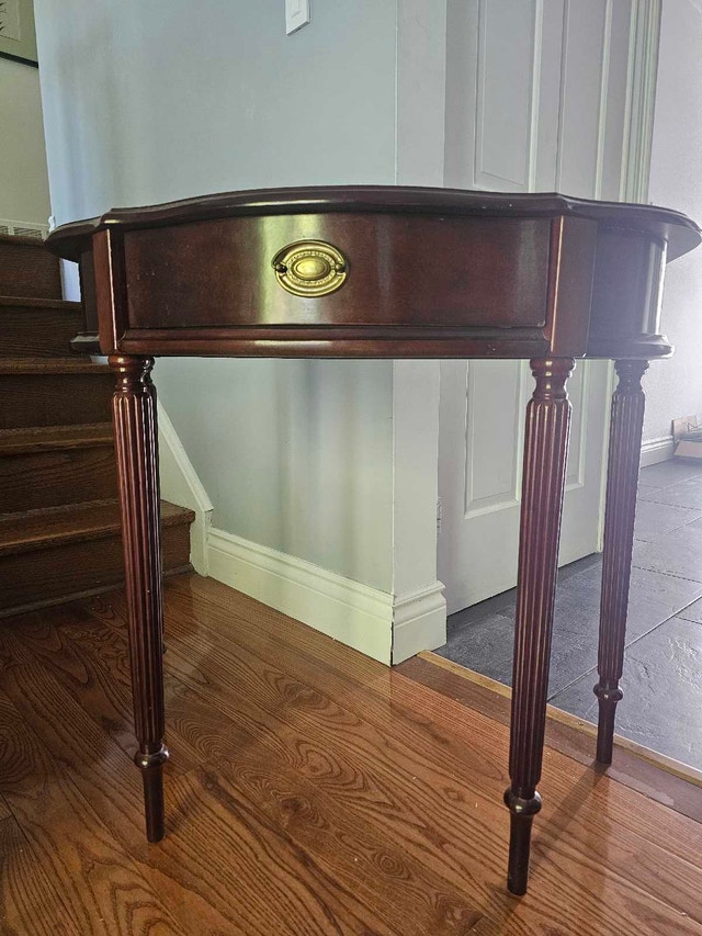 Hepplewhite Style Mahogany Side Table — Reeded Leg