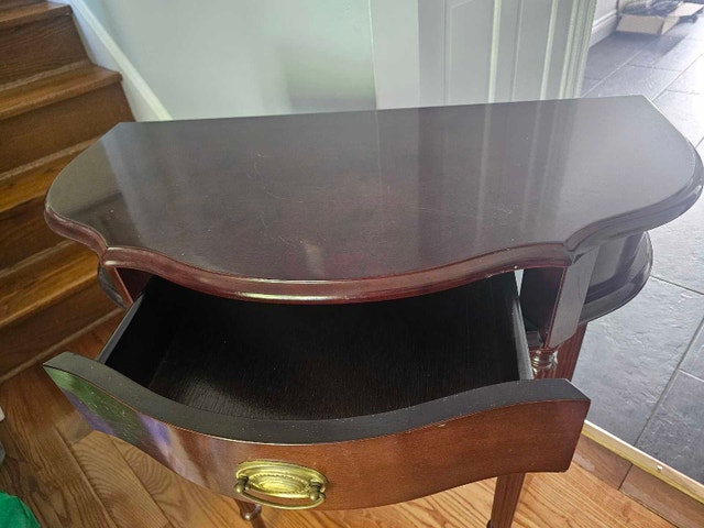 Hepplewhite Style Mahogany Side Table — Reeded Leg - photo 2