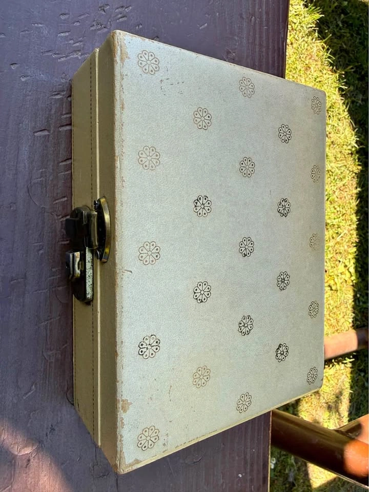 Small vintage jewelry box