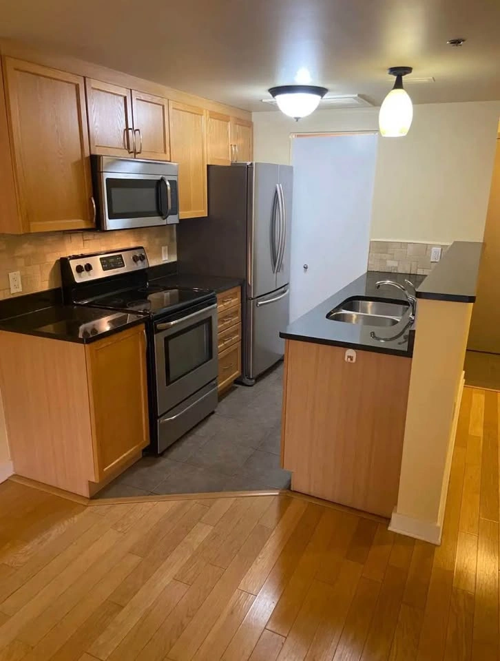 1 Bed 2 Baths - Apartment - photo 4