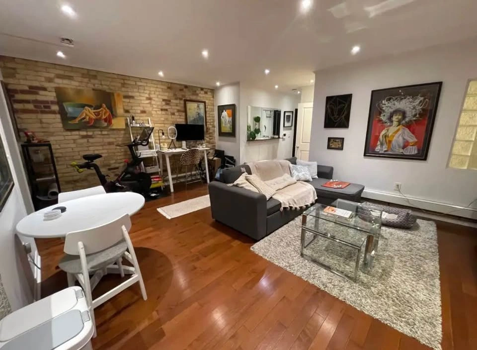 1 Bed 1 Bath - Apartment - photo 2