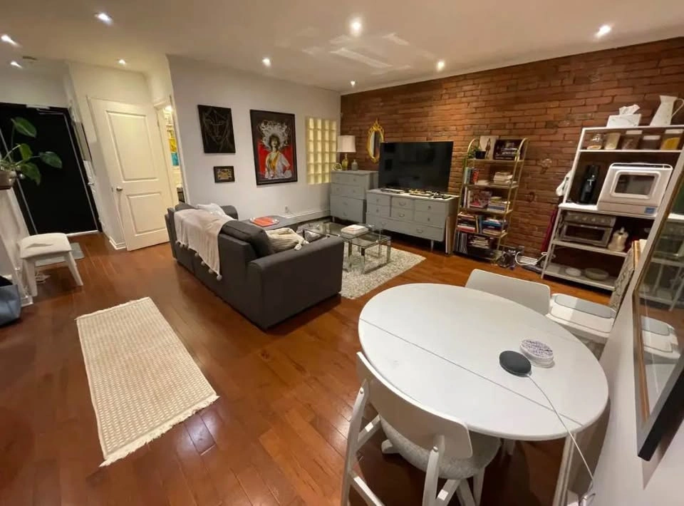 1 Bed 1 Bath - Apartment - photo 3