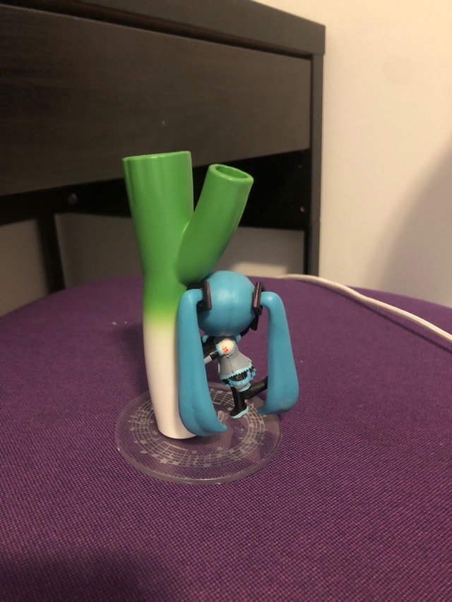 Hatsune miku figure hugging leek - photo 2