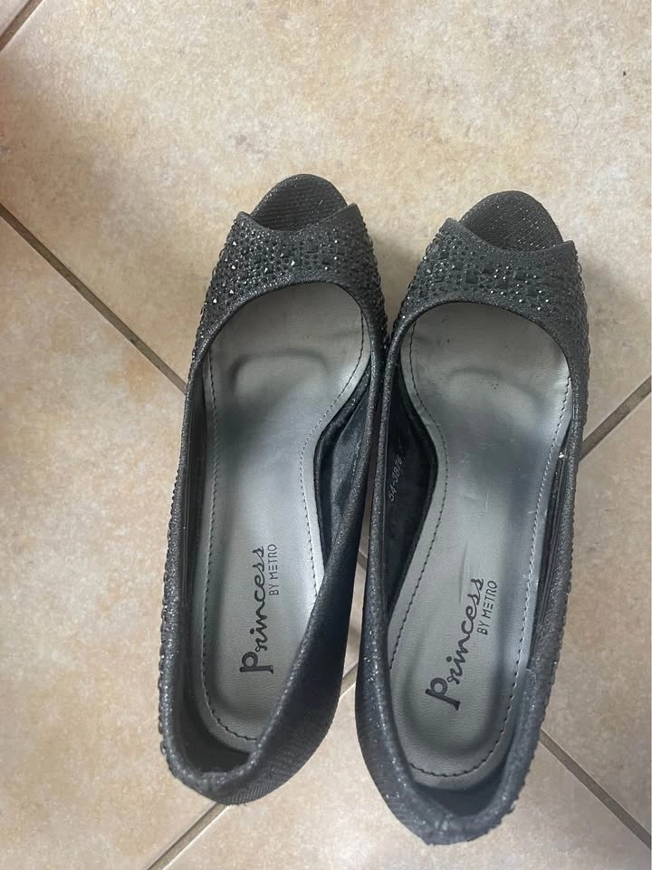 Gently used Pumps - photo 2