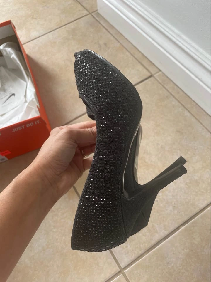 Gently used Pumps - photo 3