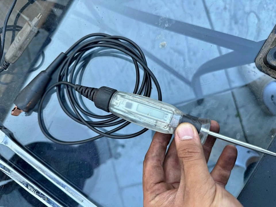Snap on digital test light probe
