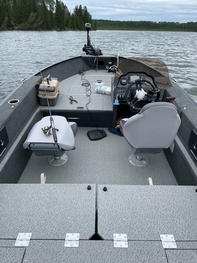 Hardly used 22 Legend 16’ fishing boat - photo 3
