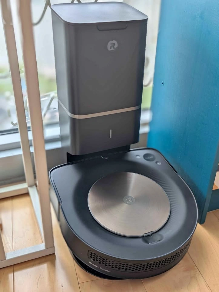 Roomba S9+ self-emptying robot