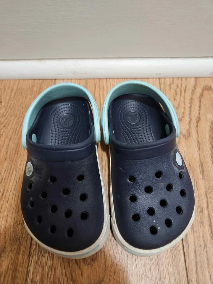 Size 6C/7C Navy Crocs - photo 2