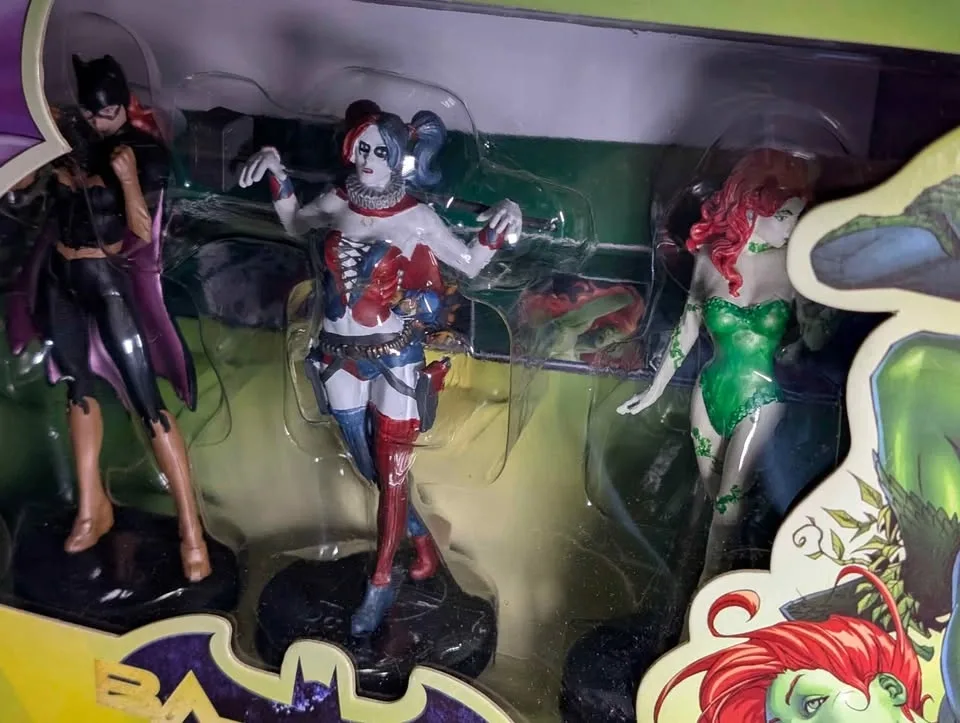 Batman: Femme Fatales figures (Batgirl, Harley Quinn, Poison Ivy - photo 3
