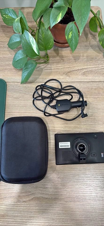 Garmin GPS Navigation System with Mounts and Case