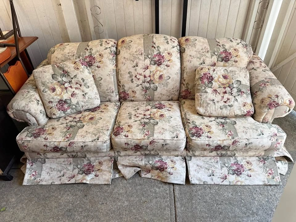 🌸 Vintage Floral Cottagecore Sofa – $125 OBO