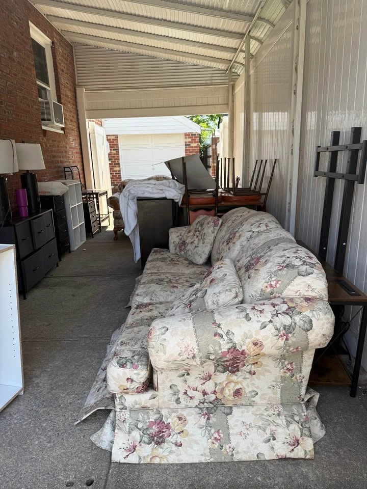 🌸 Vintage Floral Cottagecore Sofa – $125 OBO - photo 2