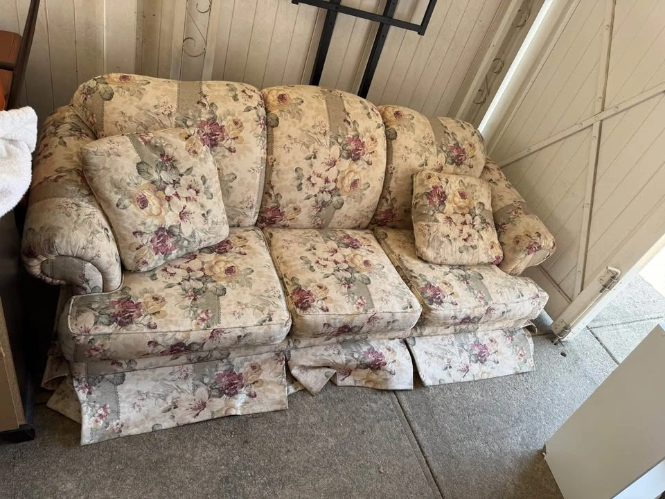 🌸 Vintage Floral Cottagecore Sofa – $125 OBO - photo 3