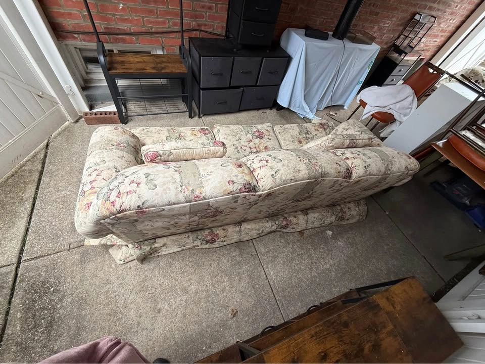🌸 Vintage Floral Cottagecore Sofa – $125 OBO - photo 4
