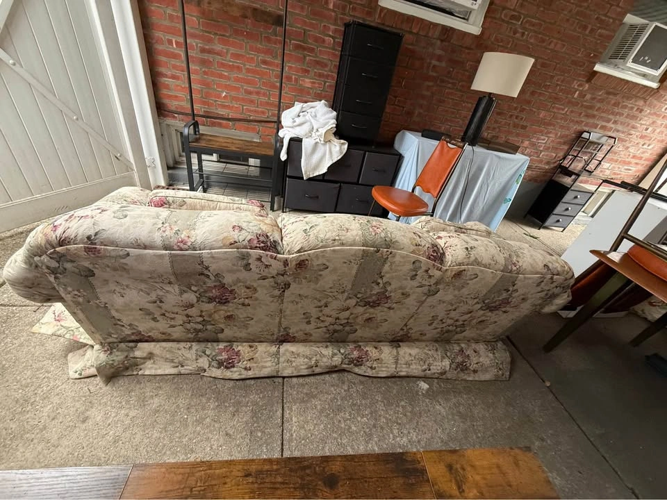 🌸 Vintage Floral Cottagecore Sofa – $125 OBO - photo 5