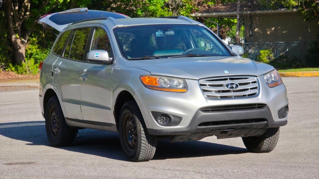 2011 Hyundai Santa Fe: Upgraded Tech & Extra Tires! - photo 2