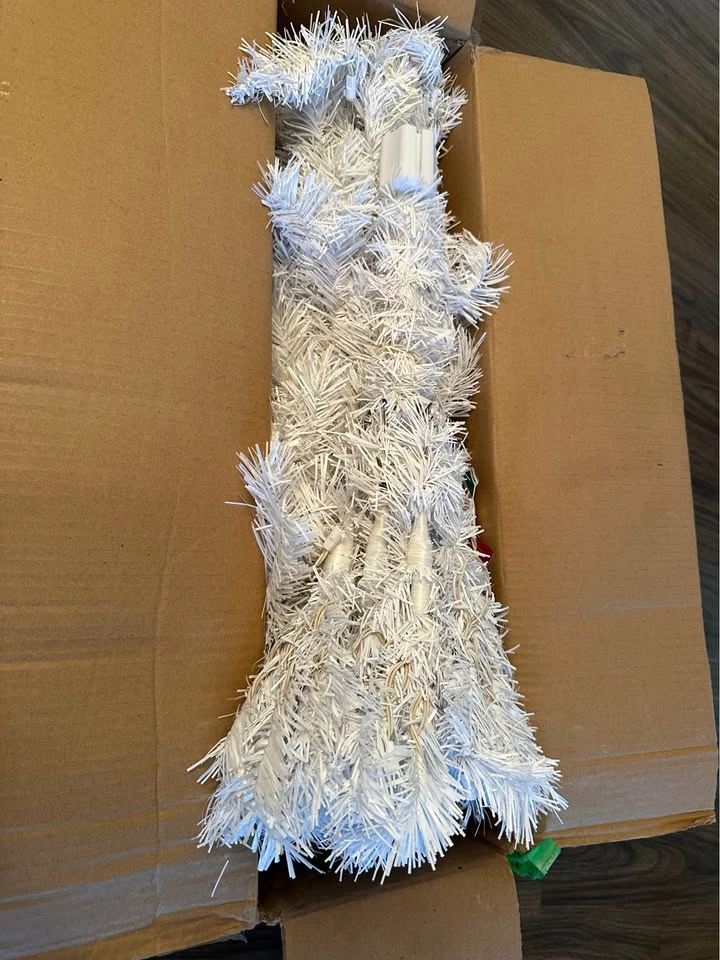 Christmas Decor Bundle – Blue LED C6 Lights + White Tree - photo 2