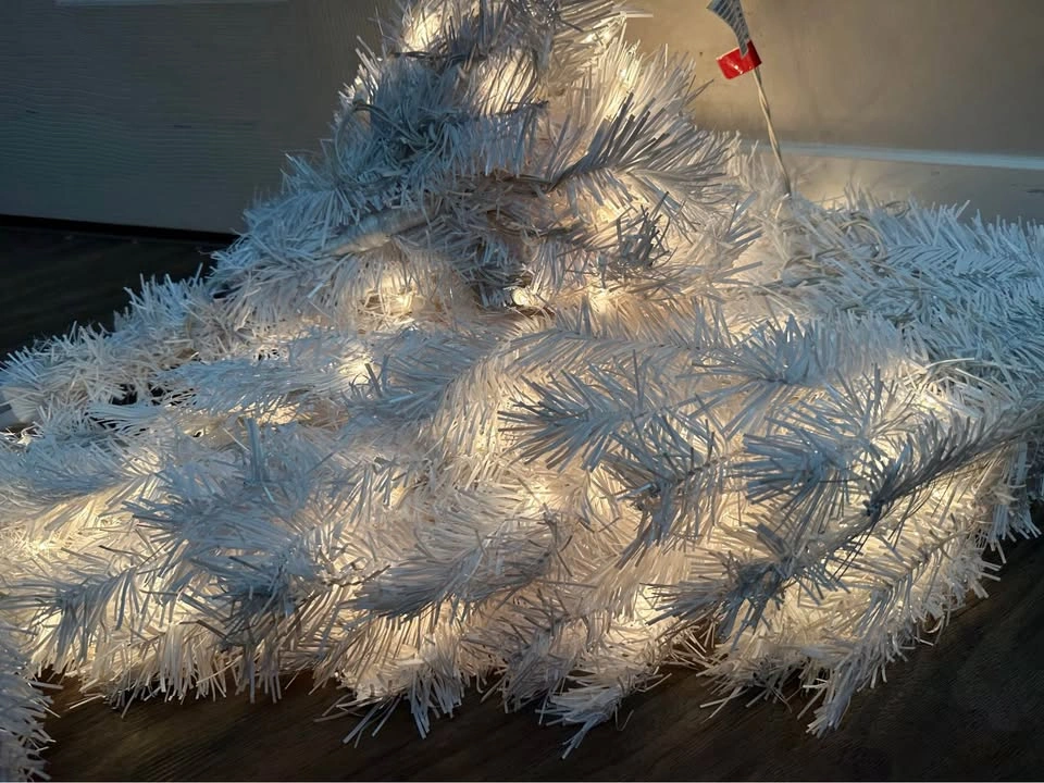 Christmas Decor Bundle – Blue LED C6 Lights + White Tree - photo 5