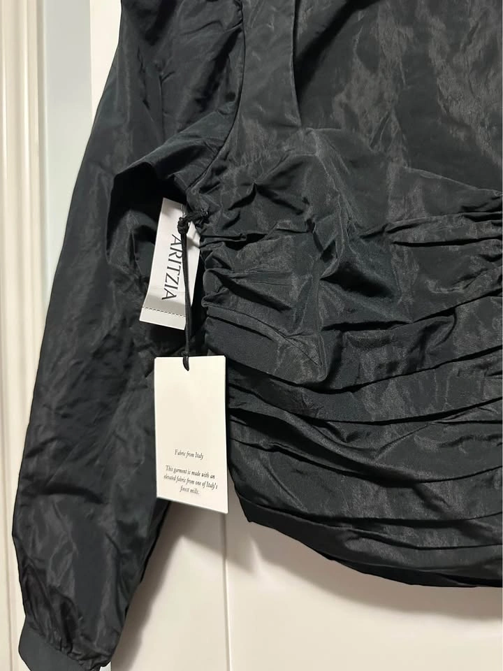 ARITZIA Sunday Best black crinkle cropped petal blouse top size - photo 2