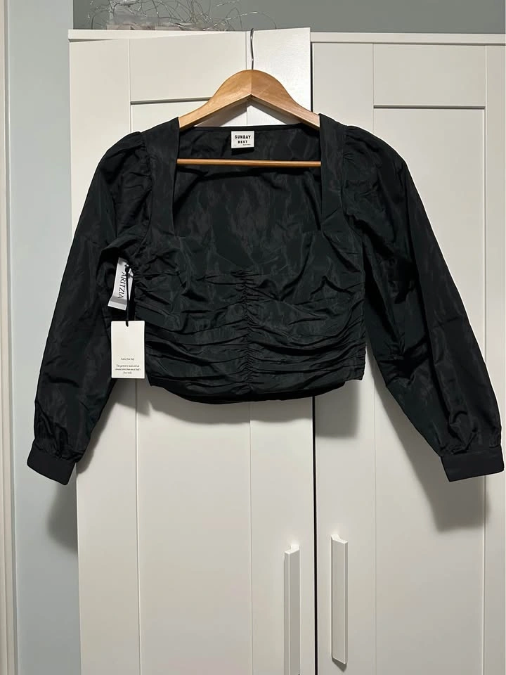 ARITZIA Sunday Best black crinkle cropped petal blouse top size - photo 3