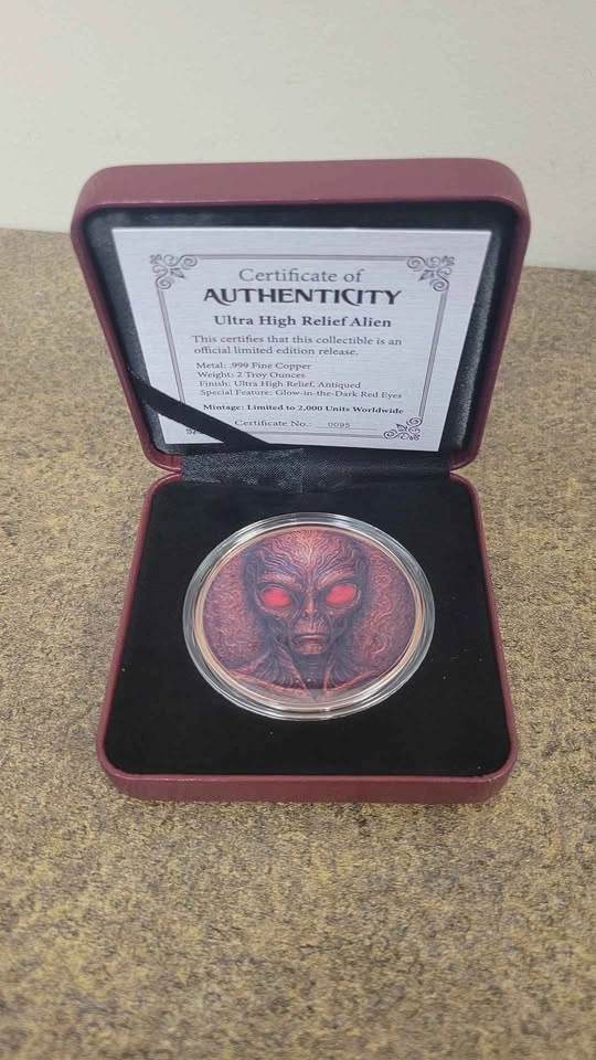 2oz Copper Alien - High Relief Antiqued Glow-in-the-Dark - photo 3