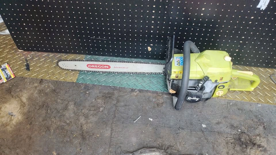 RADLEY 2-Cycle Gas Chainsaw - 52cc 20" - photo 2