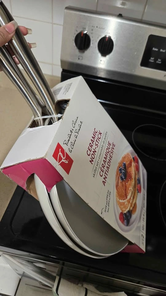 Never used President's Choice Ceramic Non-Stick Skillet Set - photo 3