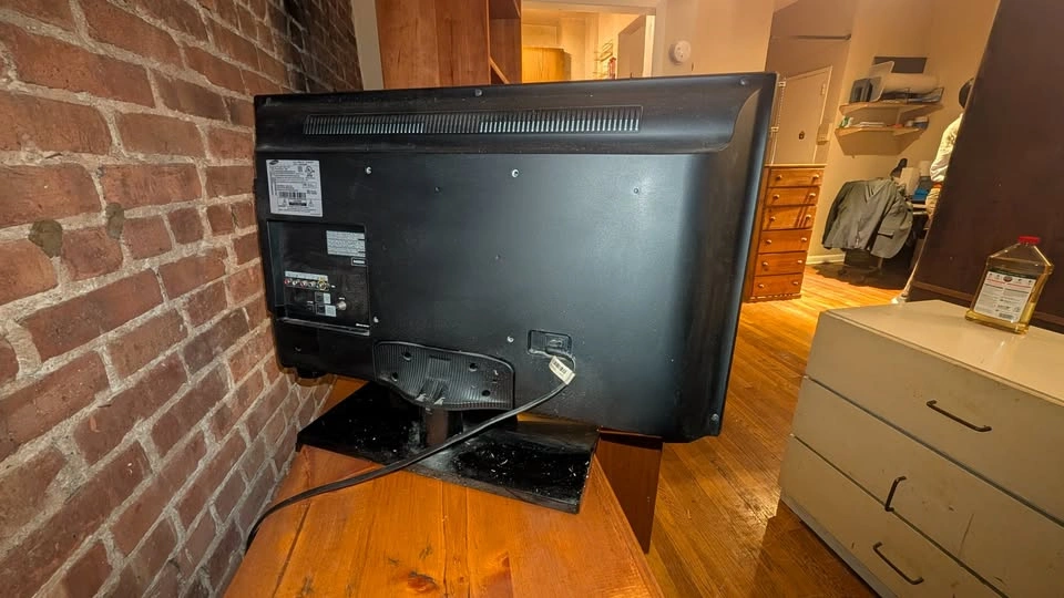 Samsung 32" 1080p flat screen TV - photo 2