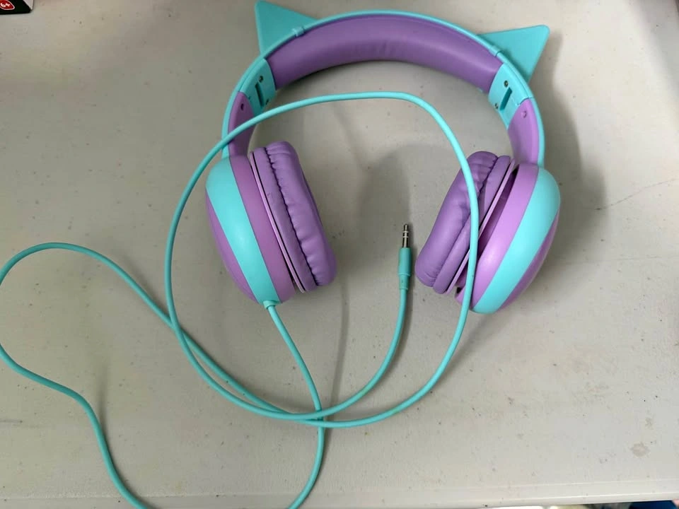Kids headphones with limited volume