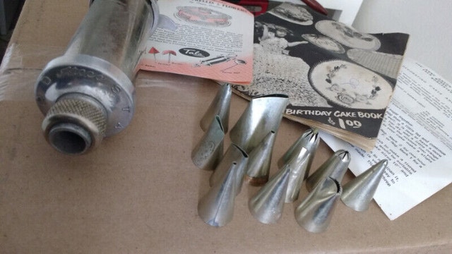 Vintage piping cake decorating tools set books etc - photo 2