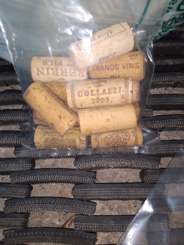 Used wine champagne corks - photo 3