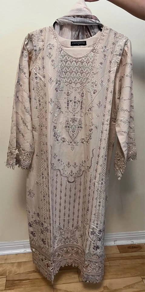 Beautiful Luxury Lawn Embroidered 3Pcs Suit - photo 4