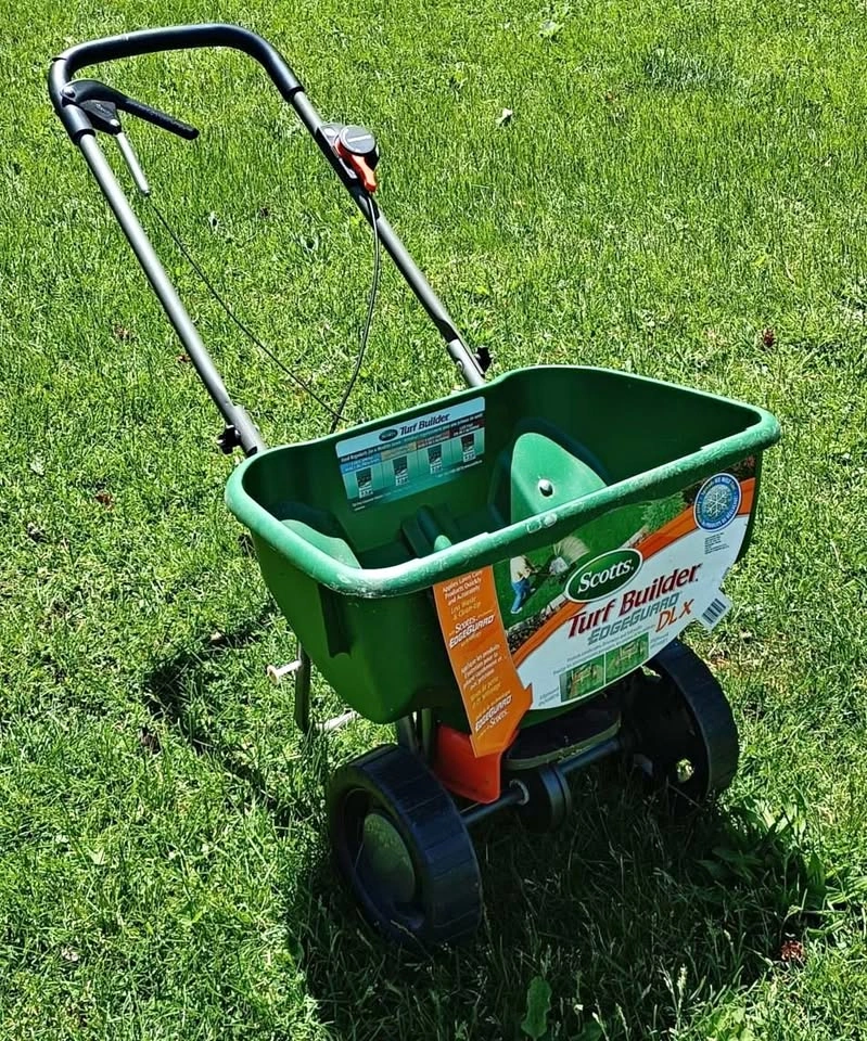 Scotts Turf Builder EdgeGuard DLX Broadcast Spreader