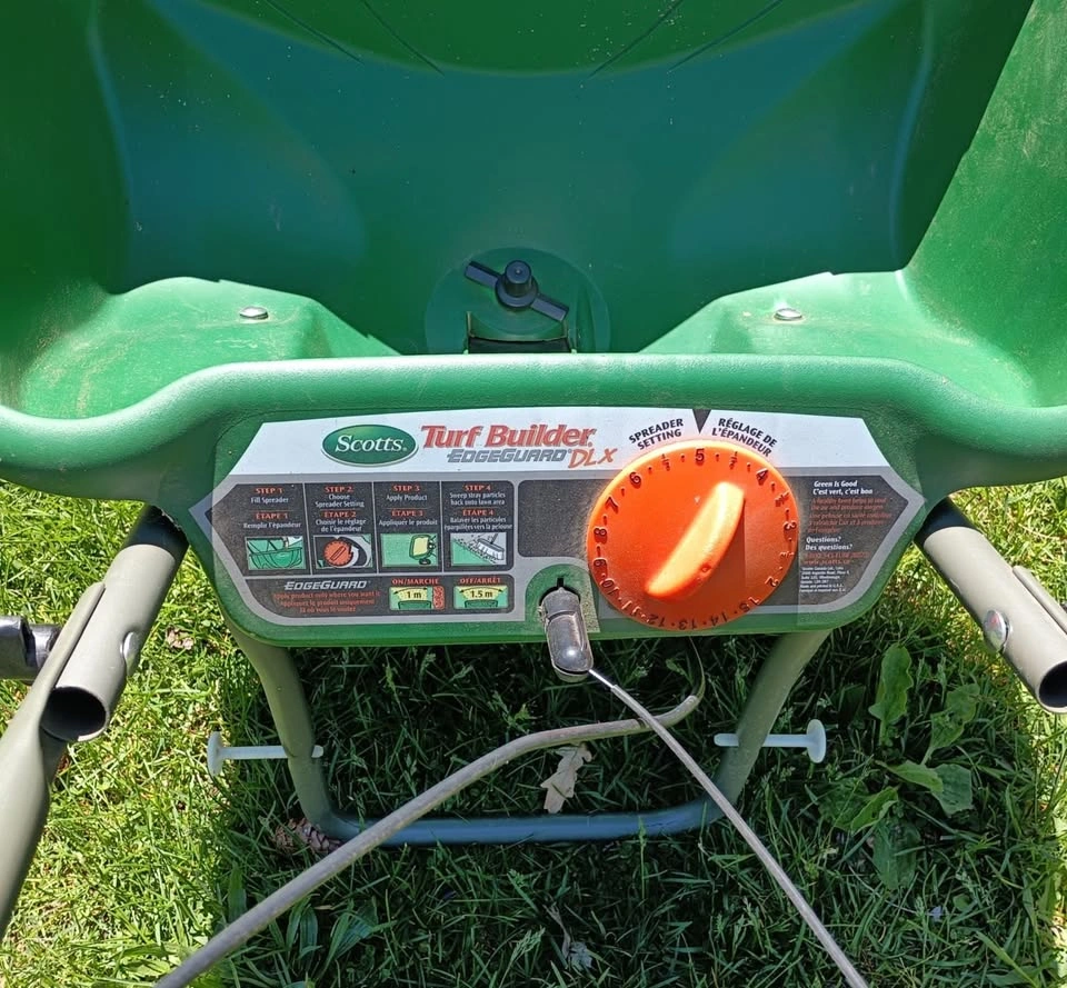 Scotts Turf Builder EdgeGuard DLX Broadcast Spreader - photo 2