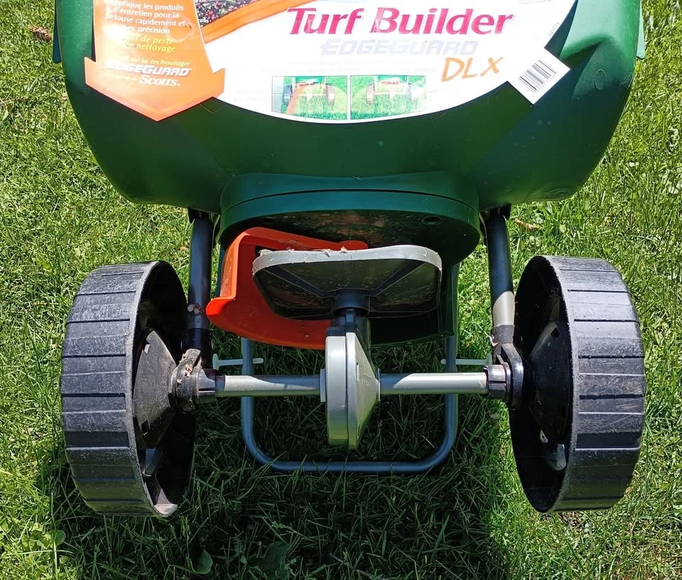 Scotts Turf Builder EdgeGuard DLX Broadcast Spreader - photo 3