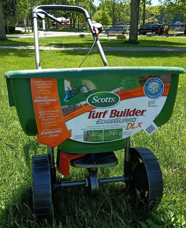 Scotts Turf Builder EdgeGuard DLX Broadcast Spreader - photo 4