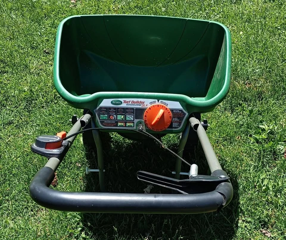 Scotts Turf Builder EdgeGuard DLX Broadcast Spreader - photo 5
