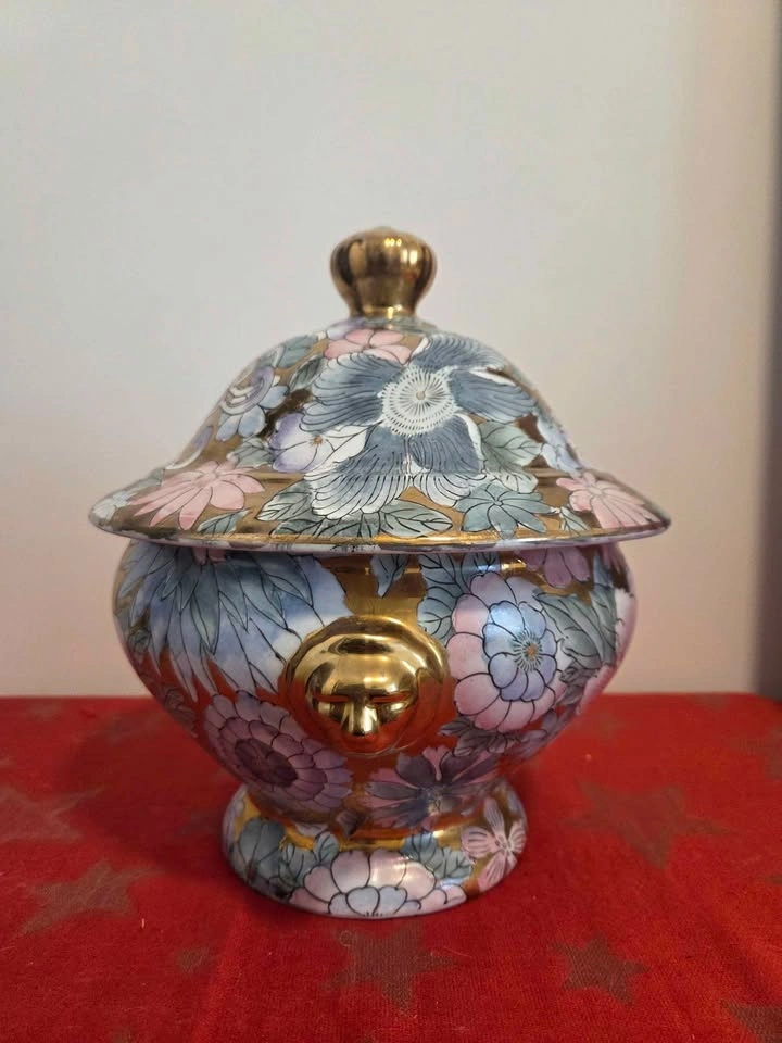 TOYO Floral Ceramic Vase with Lid Gold finial & 2 Leo Faces - photo 2