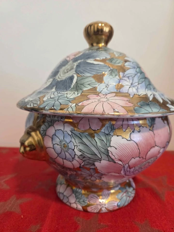 TOYO Floral Ceramic Vase with Lid Gold finial & 2 Leo Faces - photo 3