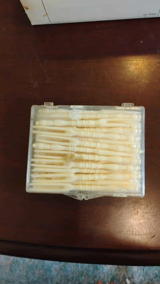 Vintage Set of 30 Beige Plastic Hostess Pineapple & Fruit Forks - photo 2