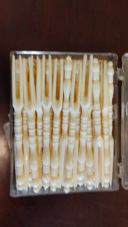 Vintage Set of 30 Beige Plastic Hostess Pineapple & Fruit Forks - photo 3